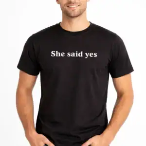 Shirt „She Said Yes“ für Männer – Verlobungs Partner Shirt mit Aufdruck