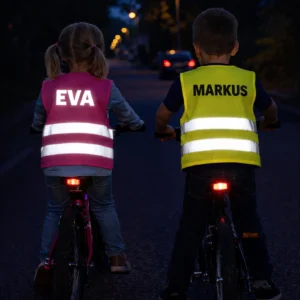 Warnwesten für Kinder mit Namen beim Fahrradfahren am Abend im Straßenverkehr